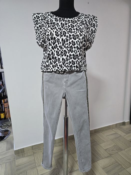 Blugi Zara cu vipusca din paiete argintii, mas S/M