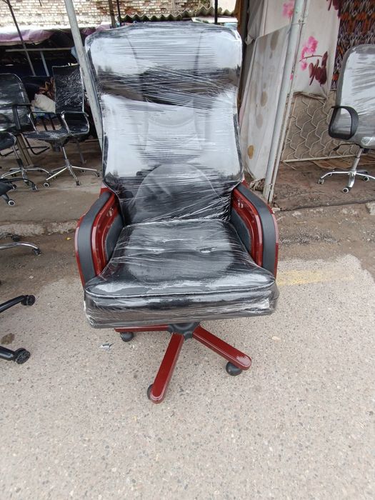 Офисное Кожанние и дубовый кресло