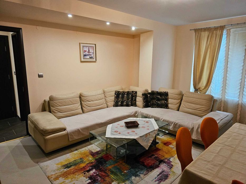 Тристаен апартамент -близо до Медицински Университет, Червен площад