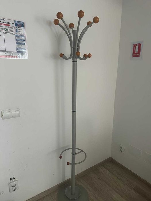 Cuier pe picior cu suport pentru umbrele