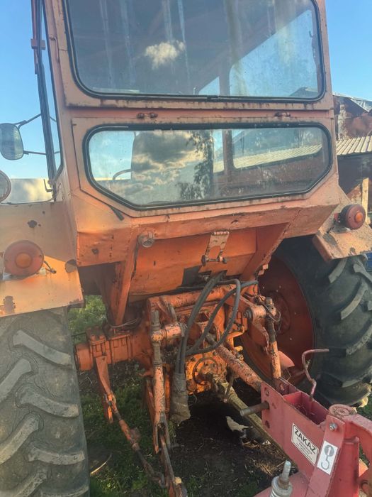 Vând tractor  u 650 în stare perfectă de funcționare cauciucuri bune nu are pierderi de ulei nu sare din vinete nu bate ofer probă 4300 €