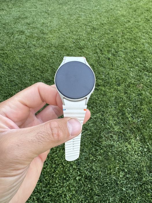 Samsung Galaxy Watch7 41mm model SM-L300 ORIGINAL folosit cateva saptamani impecabil ca NOU culoare albe - include cablu de incarcare