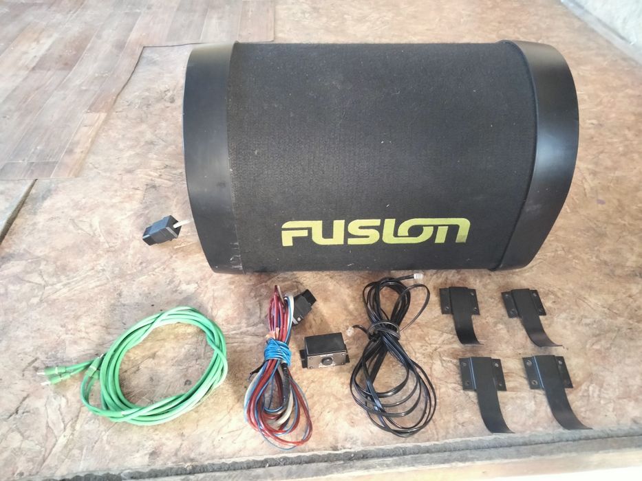 Продается автомобильный саббуфер