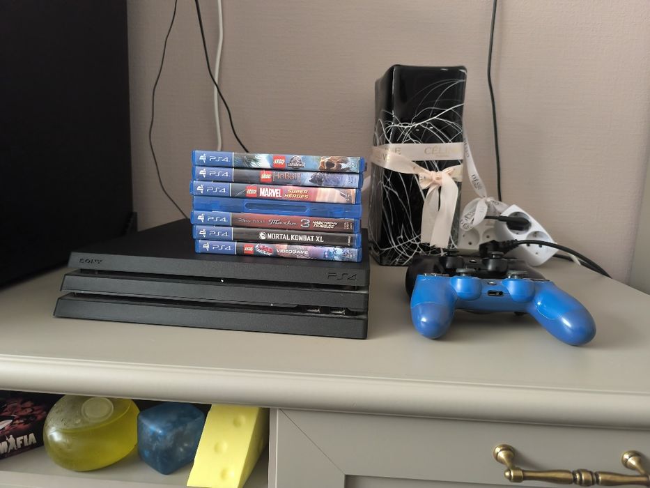 PlayStation 4 Pro + 2 геймпада + комплект игр
