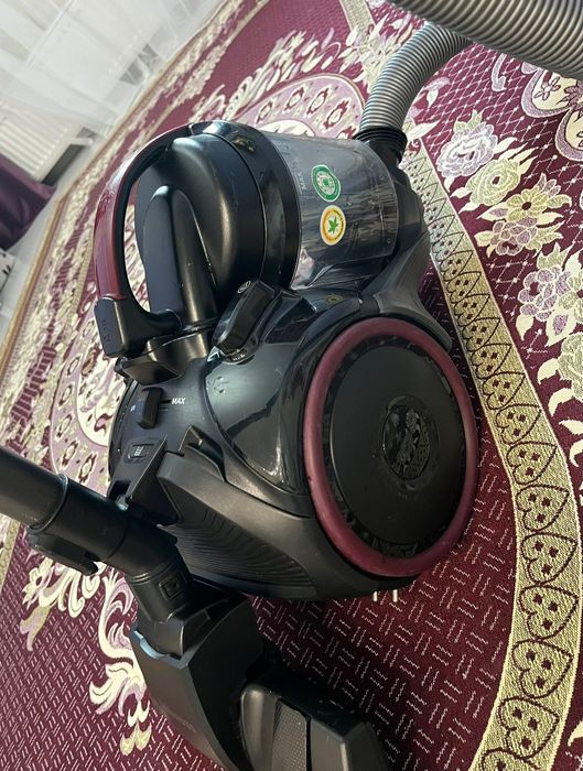 Продам пылесос Samsung SC15K4116VR черный.