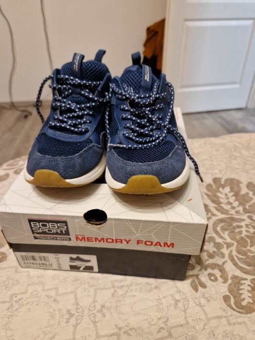 Vând adidași Skecers, model universal