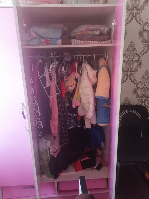 Продам шкаф б.у сламаны внизу тортма