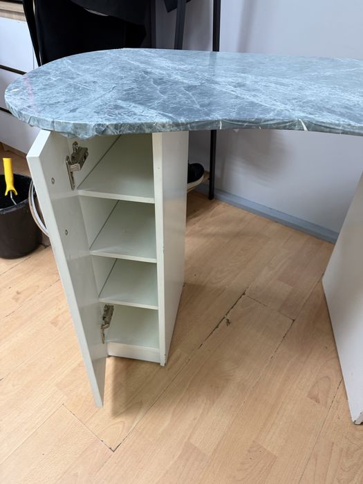 Срочно продам маникюрный стол б/У