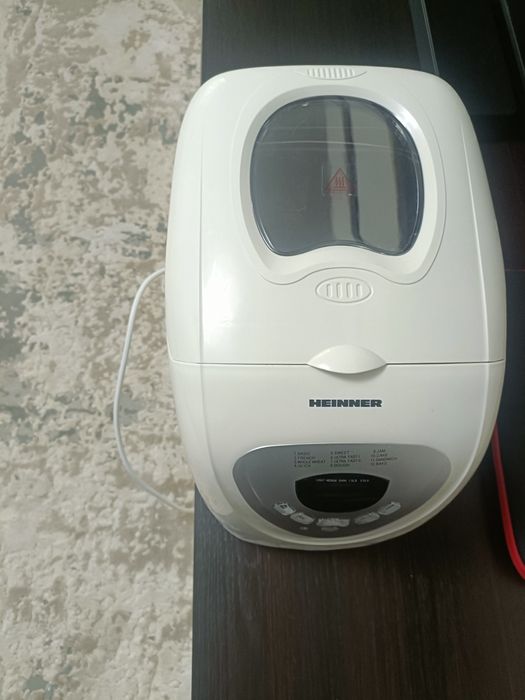 Vând mașină de făcut pâine Heinner de 900gr.