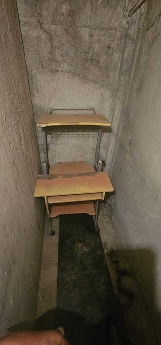 Компютърна маса с дървени повърхности и метален скелет