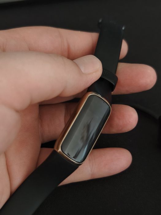 Brățară fitness Fitbit Luxe aurie