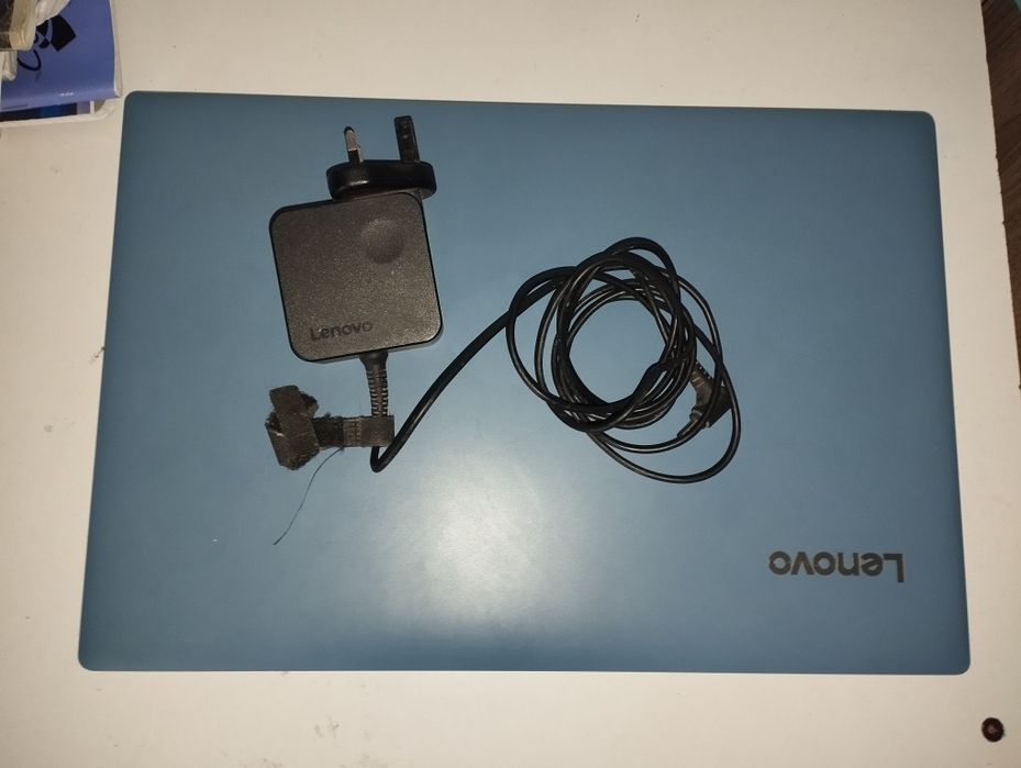 Lenovo IdeaPad 3 15.6" – 4GB RAM – 1TB – Funcțional – Albastru
 Descri