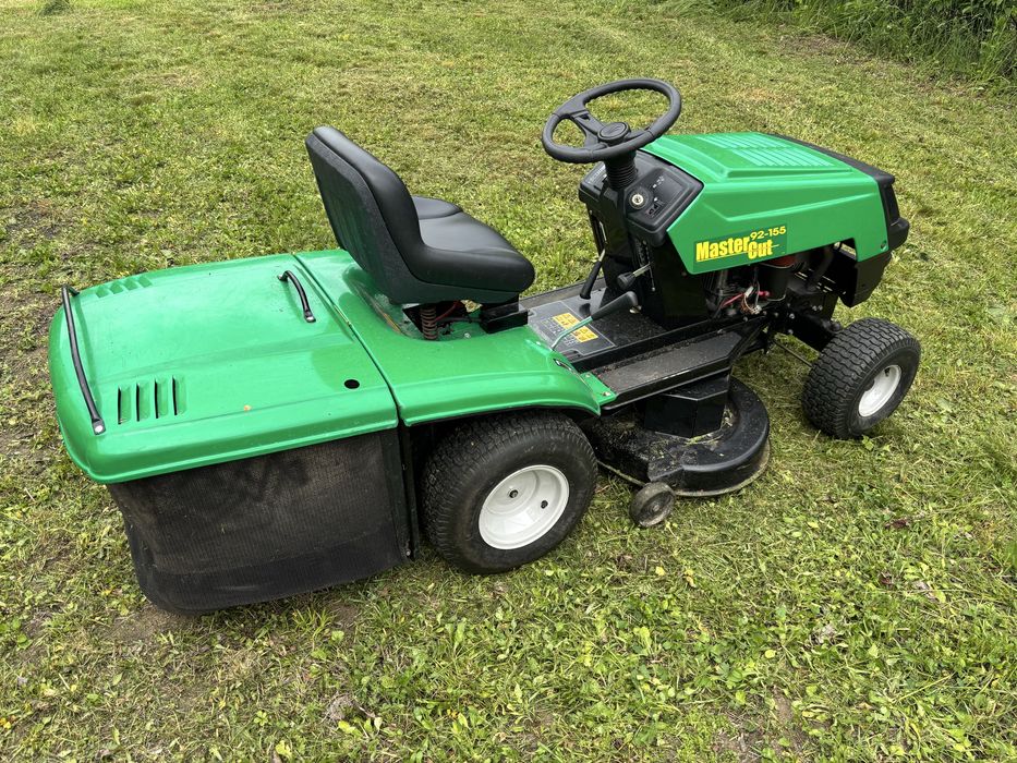 Tractoras de tuns gazonul