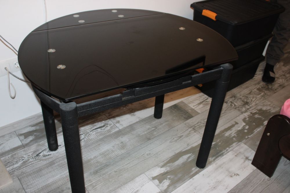 Маса с диаметър 95 см височина 75 см