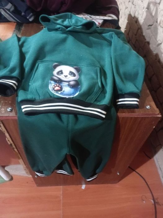 Kattalar va bolalar uchun qishga sportivni kiyimlar