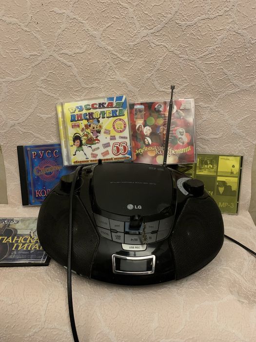 Магнитола ( можно слушать музыку с флешки, диска, радио)