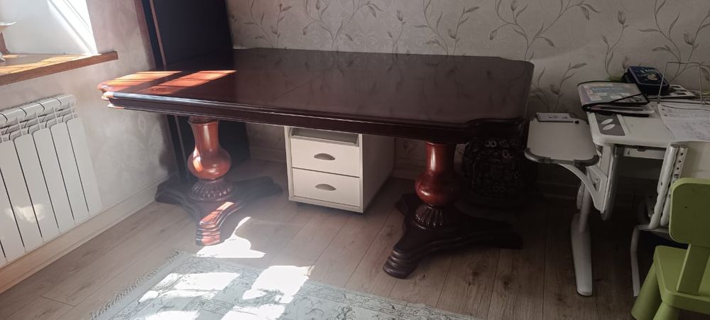 Гостевой стол и 6 стульев