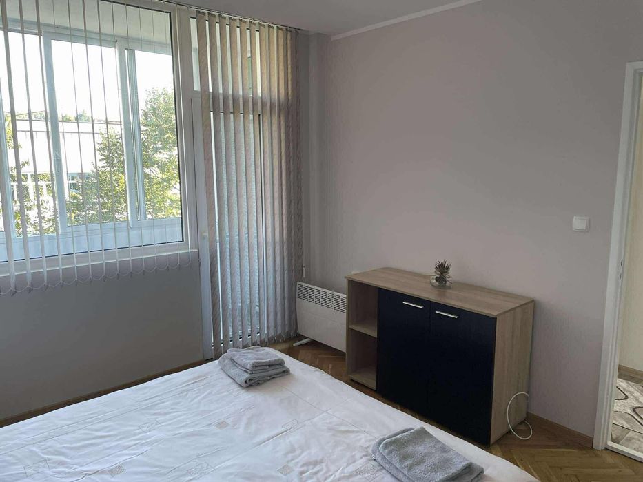 Тристаен обзаведен център