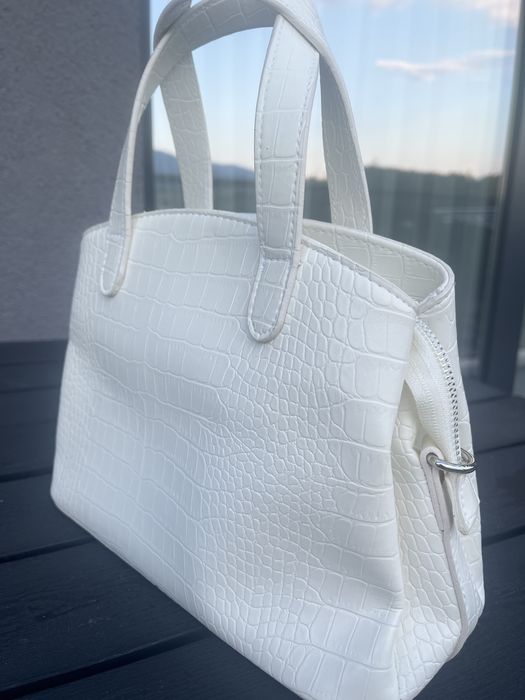 Дамска чанта бял цвят лачена