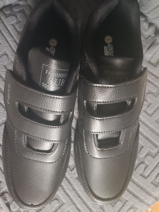 Продам новые кроссовки 43р