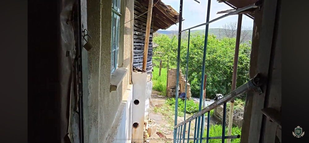 Къща с голям двор в село Конак