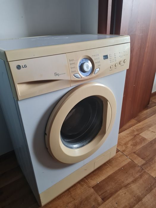 Срочно продам стиральную машинку. Состояние б/ у   работает. 25 000 ты