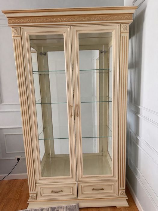 Сервант бежевая стеклянная