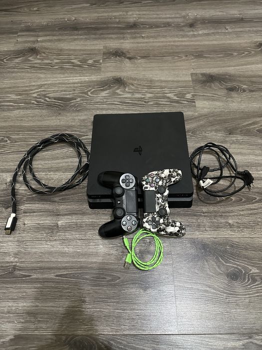 Sony PlayStation 4 Slim (PS4) + 2 джойстика + 3 игри (God of War, Uncharted 4, AC Origins)