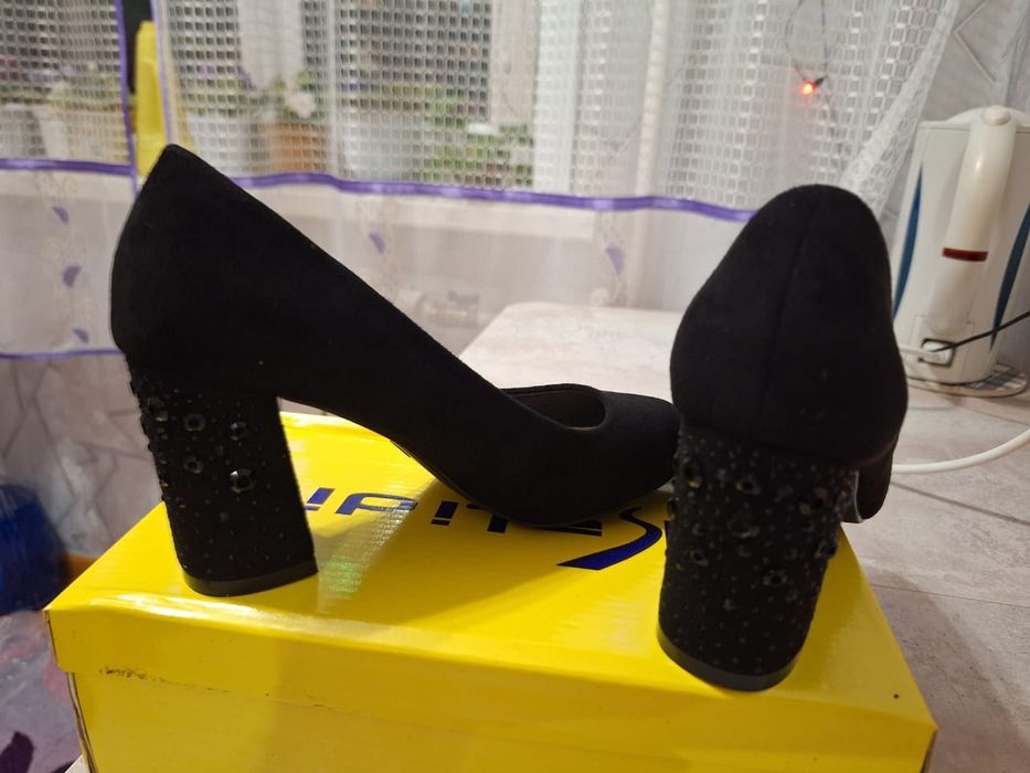 Продам замшевые туфли