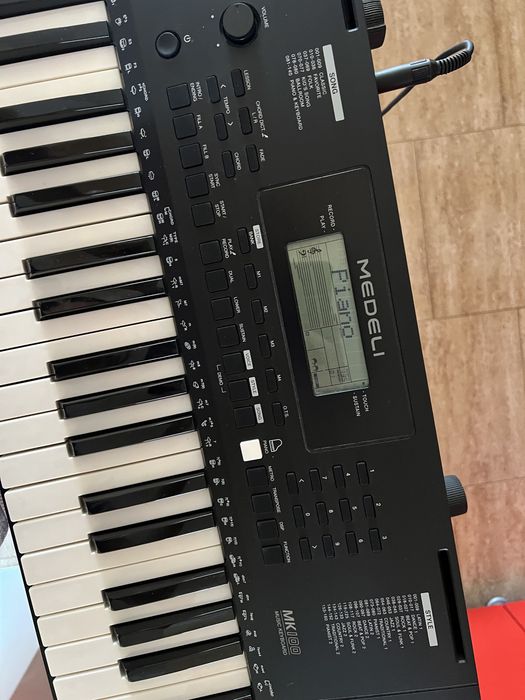 PACHET COMPLET: Orgă Electronică Medeli MK100 (Ca Nouă, la Cutie) + Stativ + Pedală Sustain