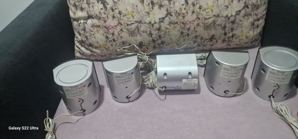 Un set de 5 Sateliti PIONEER  si 4 sateliti ONKYO