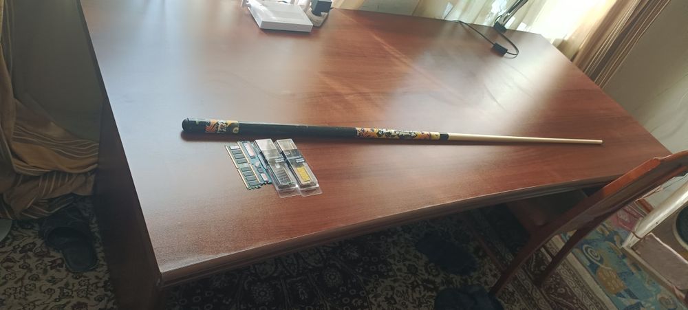 Продам мебель стол кровать.