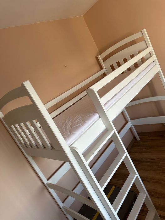 Двуетажно детско легло с възможност за поставяне на бюро отдолу