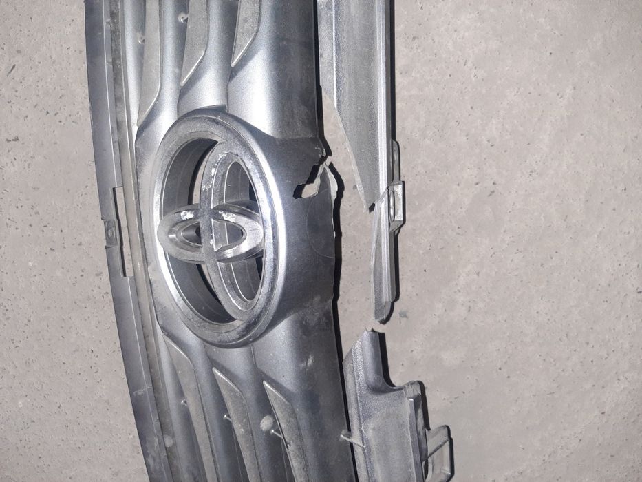 Решетка радиатора Рав4