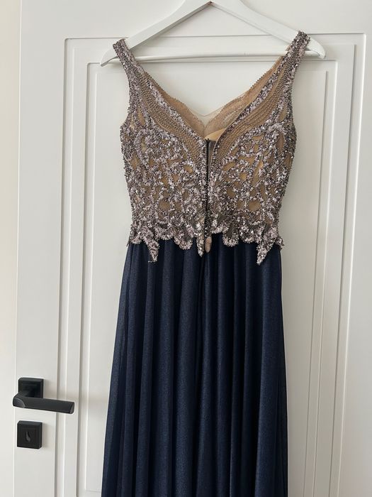 Продавам дълга официална рокля