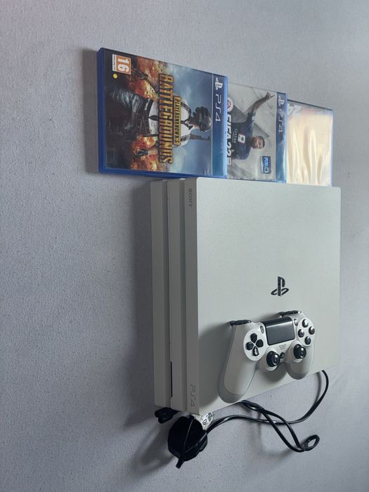 Vand playstation 4 pro generatie noua