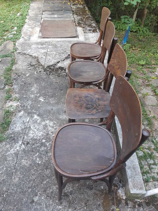 Четири винтидж стола "Тонет" в добро състояние.