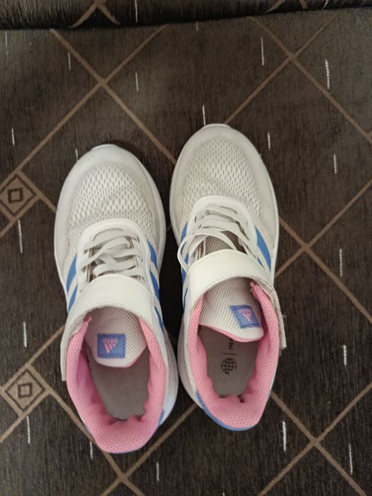 Adidaș. i Adidas