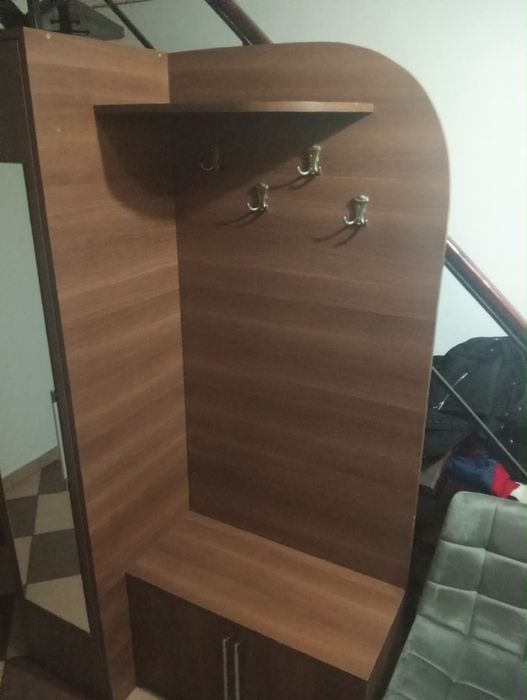 Vând cuier cu 3 incaperi