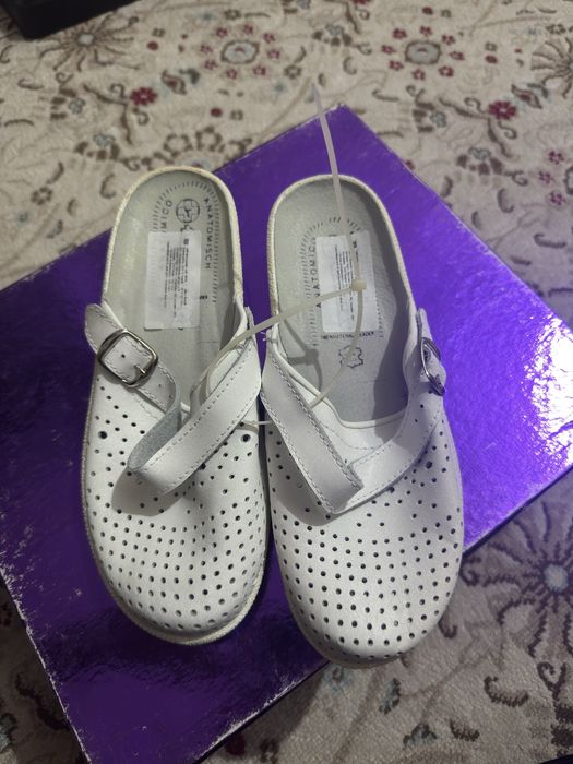 Медицинские кожаные шлёпанцы