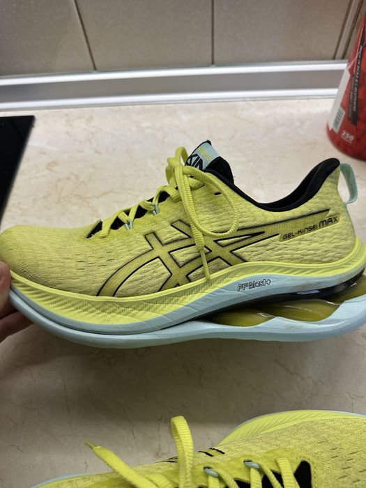 Продавам ASICS GEL-Kinsei Max 42