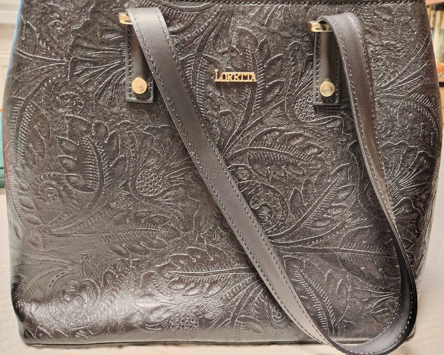 Дамски чанти и раница от естествена кожа.