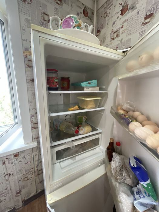 Продам холодильник 2 года 50 тыс торг