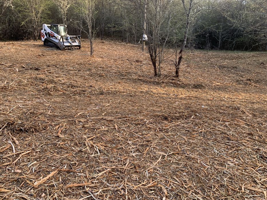 Почистване на дворове и терени с горски мулчер