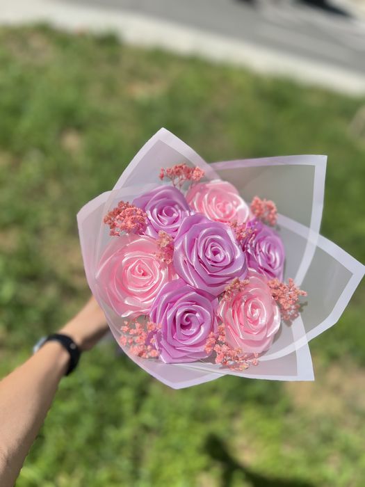 Букети от сатенени рози