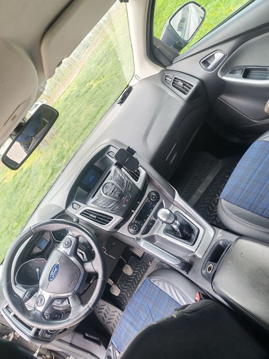 Mă vinde.....Ford focus 2012