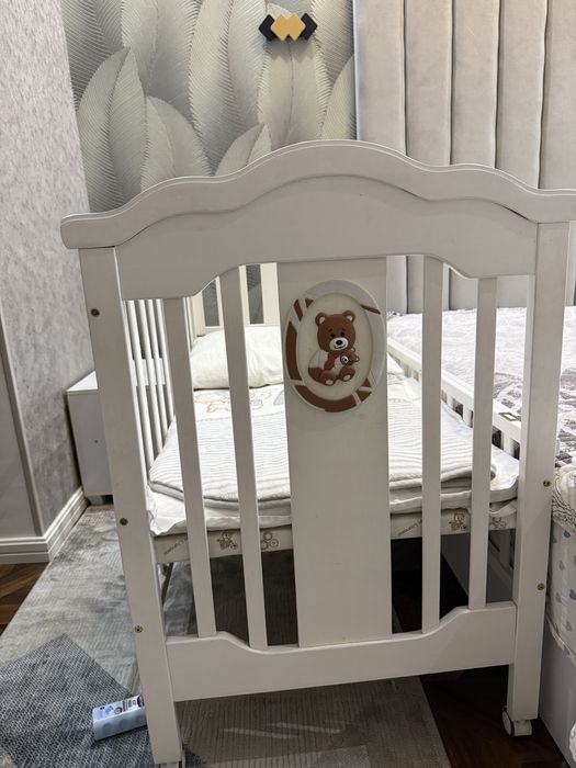 Белая детская кровать