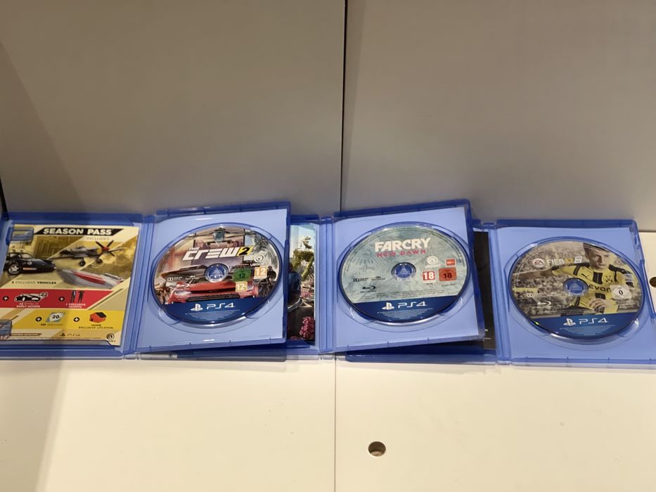 Vand playstation 4 500Gb