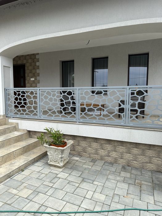 Porti tip jaluzea,porti metalice,garduri din fier