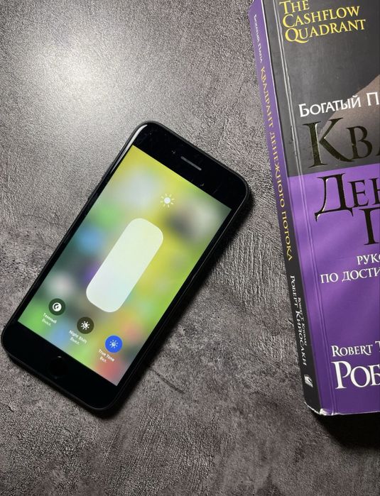 Телефон iPhone SE2020